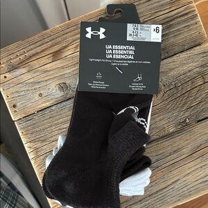 Under Armour Essential Lightweight No Show Socks